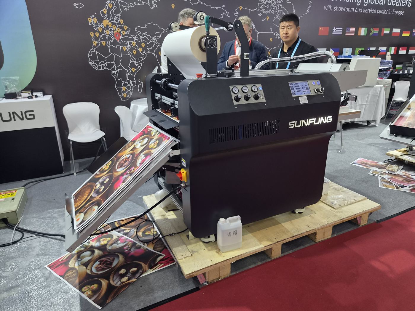 Ламинатор SunFung в работе